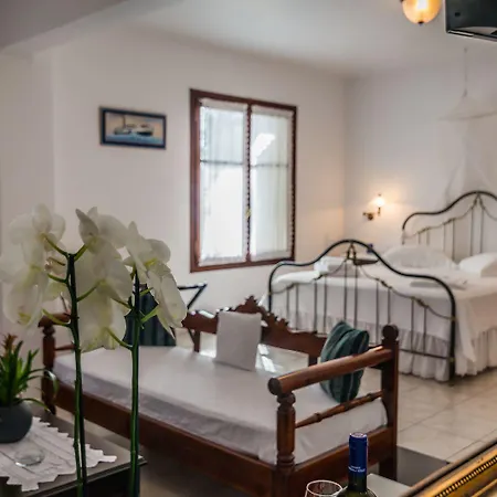 Notos Aparthotel Adamantas (Milos)